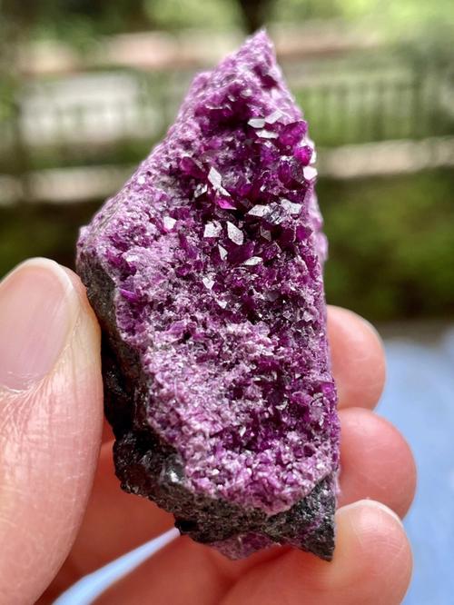 クロムクローライト:癒しと再生をもたらす希少な緑色鉱物