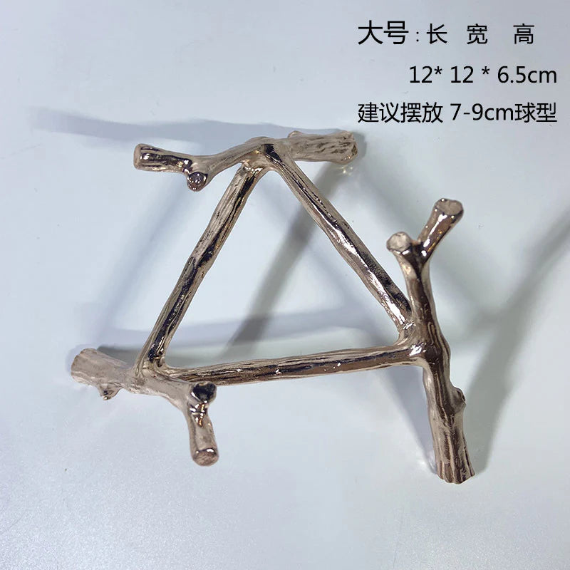 メタルトライアングルクリスタルスタンド - 幾何学的ボールホルダー&ディスプレイベース