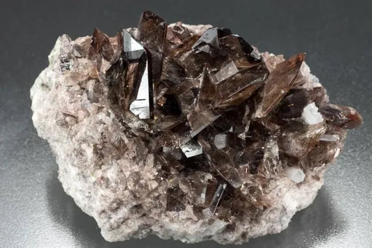 斧石 – 強いエネルギーと浄化の力を持つ鉱物